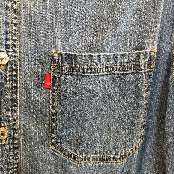 Vtg 90's Levi Strauss Red Tab Light Denim Metal Button Shirt sz M Loose Fit - Picture 3 of 7
